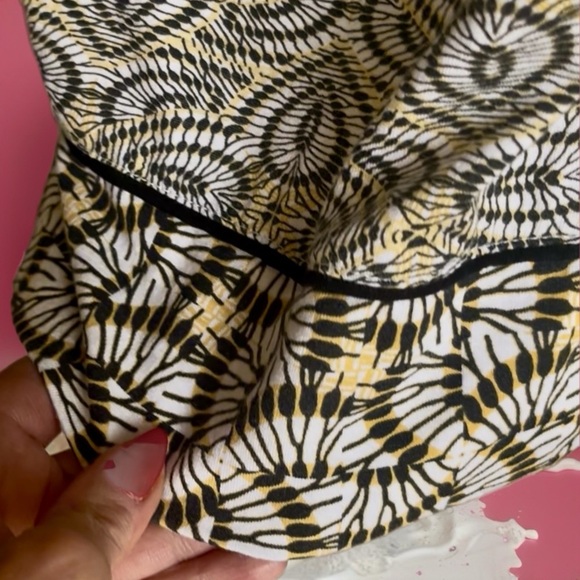 Patterned Black and White Women's Top - Picture 7 of 8